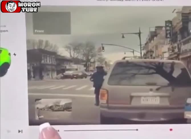 Video :A policeman gets brutally assaulted from behind